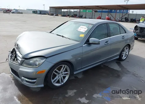 2012 Mercedes-Benz C 250 Sport z USA, uszkodzony, nr VIN WDDGF4HB2CR223348